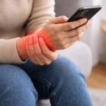 Ból nadgarstka od telefonu i myszy