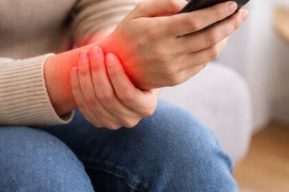 Ból nadgarstka od telefonu i myszy