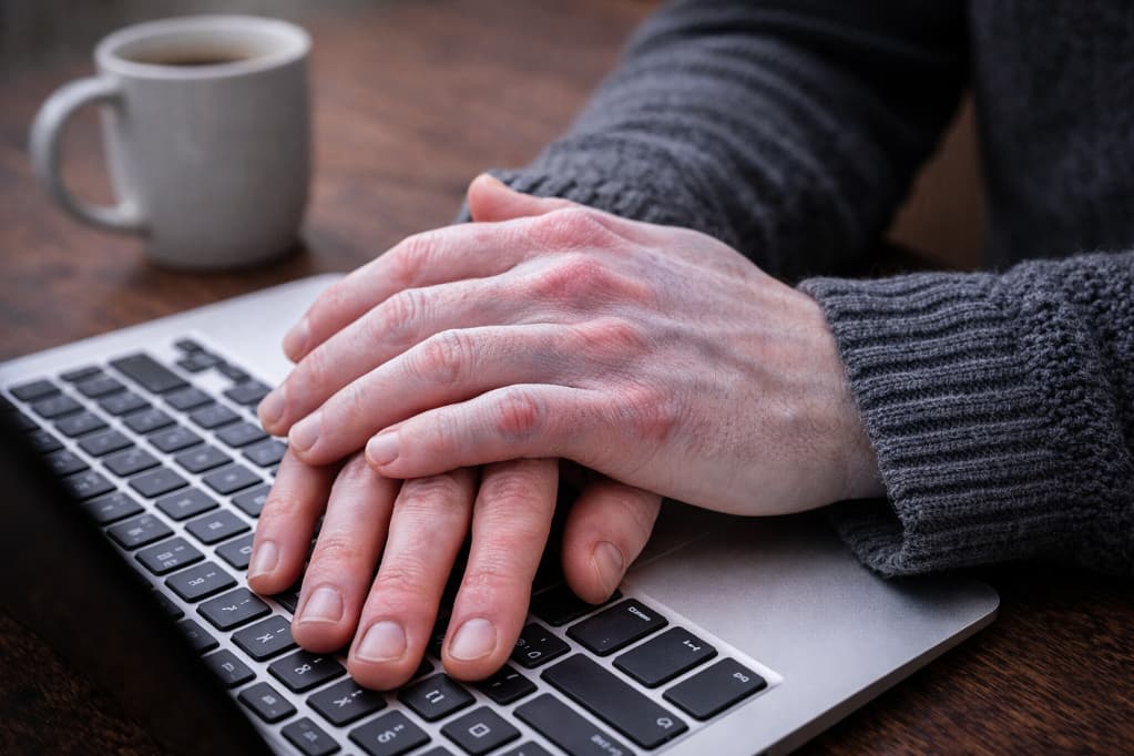 Dlaczego dłonie i stopy marzną mimo ciepłego pomieszczenia