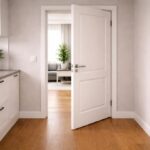 Dlaczego drzwi wewnętrzne same się domykają lub otwierają mimo poziomej podłogi